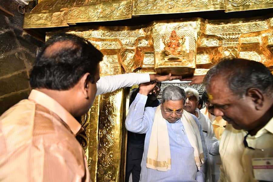 <div class="paragraphs"><p>ಹಾವೇರಿ ಜಿಲ್ಲೆಯ ಸುಕ್ಷೇತ್ರ ದೇವರಗುಡ್ಡದ ಮಾಲತೇಶ ದೇವಸ್ಥಾನಕ್ಕೆ ಭೇಟಿ ನೀಡಿದ ಮುಖ್ಯಮಂತ್ರಿ ಸಿದ್ದರಾಮಯ್ಯ ಅವರು ಗರ್ಭಗುಡಿ ಪ್ರವೇಶಿಸಿ ದೇವರ ದರ್ಶನ ಪಡೆದು ಹೊರಬಂದರು</p></div>