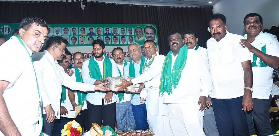 <div class="paragraphs"><p>ತುಮಕೂರಿನಲ್ಲಿ ಶುಕ್ರವಾರ ಜೆಡಿಎಸ್ ಯುವ ಘಟಕದ ಅಧ್ಯಕ್ಷ ನಿಖಿಲ್ ಕುಮಾರಸ್ವಾಮಿ ಅವರು ಜಿಲ್ಲಾ ಘಟಕದ ಅಧ್ಯಕ್ಷ ಆರ್.ಸಿ.ಆಂಜನಪ್ಪ ಅವರಿಗೆ ಪಕ್ಷದ ಸದಸ್ಯತ್ವ ನೋಂದಣಿ ಪತ್ರಗಳನ್ನು ನೀಡುವ ಮೂಲಕ ಸದಸ್ಯತ್ವ ನೋಂದಣಿ ಅಭಿಯಾನಕ್ಕೆ ಚಾಲನೆ ನೀಡಿದರು. </p></div>