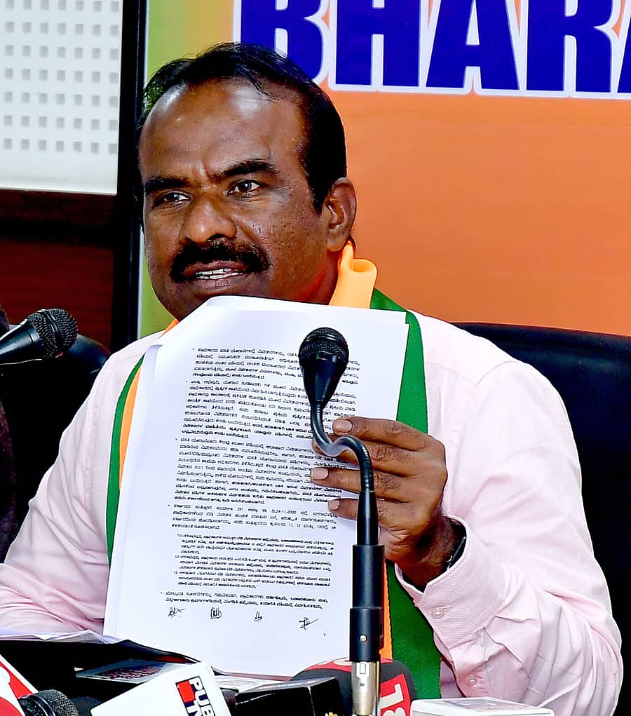 ಮುಡಾ ನಿವೇಶನ ಹಂಚಿಕೆ ವಿಷಯಕ್ಕೆ ಸಂಬಂಧಿಸಿದ ದಾಖಲೆಯನ್ನು ಎನ್. ರವಿಕುಮಾರ್‌ ಅವರು ಸುದ್ದಿಗೋಷ್ಠಿಯಲ್ಲಿ ಪ್ರದರ್ಶಿಸಿದರು –ಪ್ರಜಾವಾಣಿ ಚಿತ್ರ