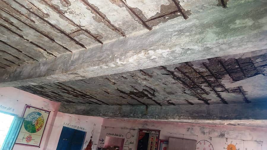 ಸಿರುಗುಪ್ಪ ತಾಲ್ಲೂಕಿನ ಭೈರಗಾಮದಿನ್ನೆ ಗ್ರಾಮದ ಸರ್ಕಾರಿ ಕಿರಿಯ ಪ್ರಾಥಮಿಕ ಶಾಲೆಯ ಚಾವಣಿ ಕಿತ್ತು ಹೋಗಿದೆ