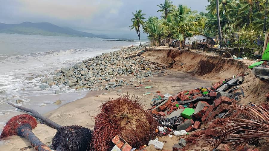 ಅಂಕೋಲಾ ತಾಲ್ಲೂಕಿನ ಹಾರವಾಡ ಗ್ರಾಮ ಪಂಚಾಯಿತಿ ವ್ಯಾಪ್ತಿಯ ತರಂಗಮೇಟ್ ಗ್ರಾಮದಲ್ಲಿ ಕಡಲು ಕೊರೆತದಿಂದ ತೀರದ ಅಂಚಿನಲ್ಲಿದ್ದ ತೆಂಗಿನಮರಗಳು ಬುಡ ಸಮೇತ ಕಿತ್ತು ಬಿದ್ದಿರುವ ಜತೆಗೆ ಮನೆಗಳ ಅಡಿಪಾಯಕ್ಕೂ ಹಾನಿ ಸಂಭವಿಸಿದೆ