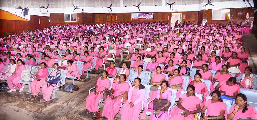 ತುಮಕೂರಿನಲ್ಲಿ ಶುಕ್ರವಾರ ನಡೆದ ಆಶಾ ಕಾರ್ಯಕರ್ತೆಯರ ಜಿಲ್ಲಾ ಸಮ್ಮೇಳನದಲ್ಲಿ ಭಾಗವಹಿಸಿದ್ದ ಕಾರ್ಯಕರ್ತೆಯರು