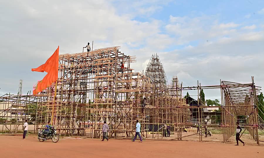 ದಾವಣಗೆರೆಯ ಹೈಸ್ಕೂಲ್ ಮೈದಾನದಲ್ಲಿ ನಿರ್ಮಾಣವಾಗುತ್ತಿರುವ ಕಾಶಿ ವಿಶ್ವನಾಥ ದೇವಾಲಯ ಶೈಲಿಯ ಮಂಟಪ
ಪ್ರಜಾವಾಣಿ ಚಿತ್ರ: ಸತೀಶ ಬಡಿಗೇರ