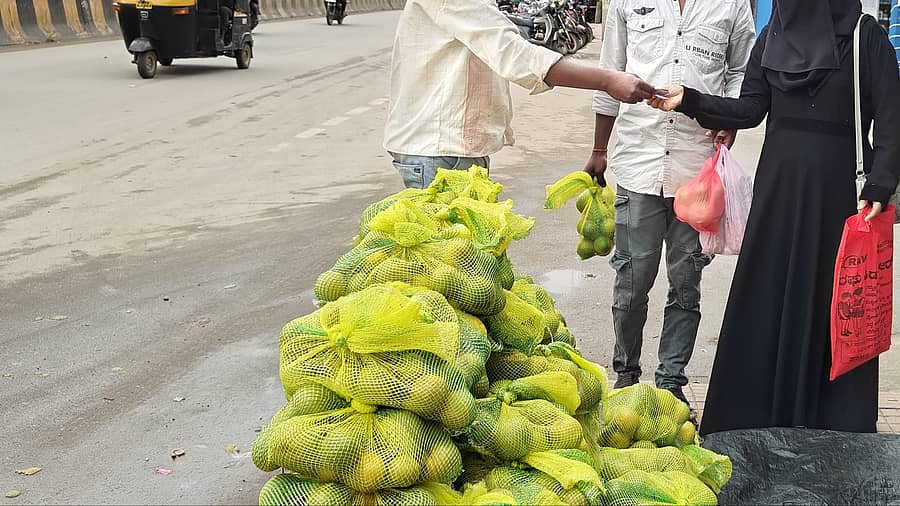 ಚಿಕ್ಕಮಗಳೂರು ನಗರದ ಐ.ಜಿ. ರಸ್ತೆಯಲ್ಲಿ ಮೂಸಂಬಿ ಹಣ್ಣಿನ ವ್ಯಾಪಾರ ನಡೆಯುತ್ತಿರುವುದು
