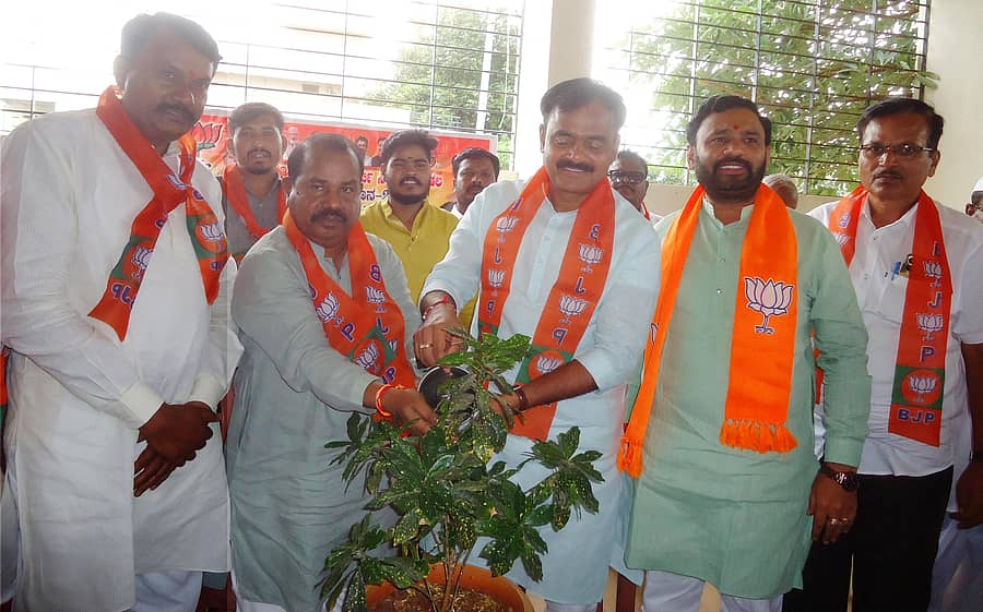 ಸಿಂದಗಿ ಪಟ್ಟಣದ ಬಿಜೆಪಿ ಕಾರ್ಯಾಲಯದ ಸಭಾಭವನದಲ್ಲಿ ನಡೆದ ಬಿಜೆಪಿ ಸದಸ್ಯತಾ ಅಭಿಯಾನ-2024 ಕಾರ್ಯಾಗಾರವನ್ನು ಬಿಜೆಪಿ ಜಿಲ್ಲಾ ಘಟಕದ ಅಧ್ಯಕ್ಷ ಆರ್.ಎಸ್.ಪಾಟೀಲ ಕೂಚಬಾಳ ಉದ್ಘಾಟಿಸಿದರು