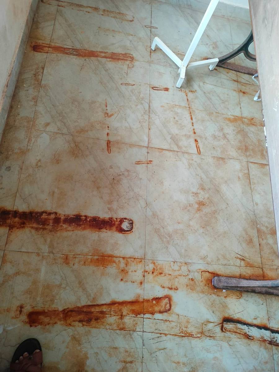 ನೀರು ಸೋರಿಕೆಯಿಂದ ಕೊಠಡಿಯಲ್ಲಿ ನೀರು ನಿಂತು ಕಪ್ಪಾಗಿರುವುದು