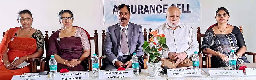 ಗೋಣಿಕೊಪ್ಪಲು ಕಾವೇರಿ ಕಾಲೇಜಿನಲ್ಲಿ ಗ್ರಂಥಾಲಯ ಮತ್ತು ಮಾಹಿತಿ ವಿಜ್ಞಾನ ಕೇಂದ್ರ ಹಾಗೂ ಐಕ್ಯೂಎಸಿ ಸೆಲ್ ವತಿಯಿಂದ ನಡೆದ ಮಾಹಿತಿ ಸಾಕ್ಷರತೆ ಮತ್ತು ಓದುವ ಹವ್ಯಾಸ ಕುರಿತ ವಿಚಾರ ಸಂಕಿರಣದಲ್ಲಿ ಮೊಹಿಂದರ್ ಪ್ರತಾಪ್ ಸತಿಜ, ಎಂ. ಕೃಷ್ಣಮೂರ್ತಿ ಪಾಲ್ಗೊಂಡಿದ್ದರು