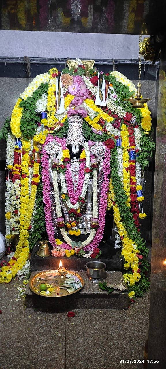 ಕುದೂರು ಹೋಬಳಿ ಬಿಸ್ಕೂರು ಗ್ರಾಮದ ಶ್ರೀರಂಗನಾಥ ಸ್ವಾಮಿಗೆ ಕಡೇ ಶ್ರಾವಣ ಶನಿವಾರದ ಅಂಗವಾಗಿ ಬೆಳ್ಳಿ ವಜ್ರಾಂಗಿ ಹಾಕಿ ವೆಂಕಟೇಶ್ವರ ಅಲಂಕಾರ ಮಾಡಲಾಗಿತ್ತು.