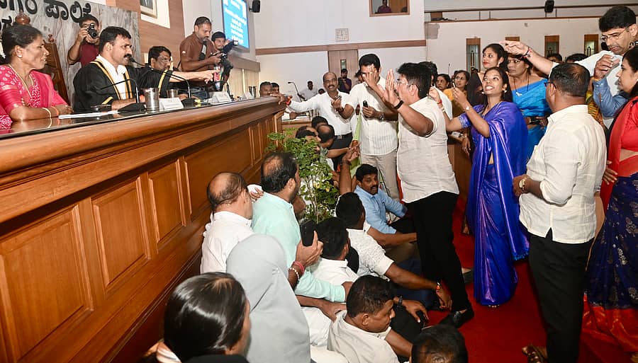 ಮಂಗಳೂರು ಮಹಾನಗರ ಪಾಲಿಕೆ ಸಾಮಾನ್ಯ ಸಭೆಯಲ್ಲಿ ಪ್ರತಿಪಕ್ಷ ಸದಸ್ಯರು ಮೇಯರ್ ಪೀಠದ ಎದುರು ಧರಣಿ ನಡೆಸಿದರು – ಪ್ರಜಾವಾಣಿ ಚಿತ್ರ