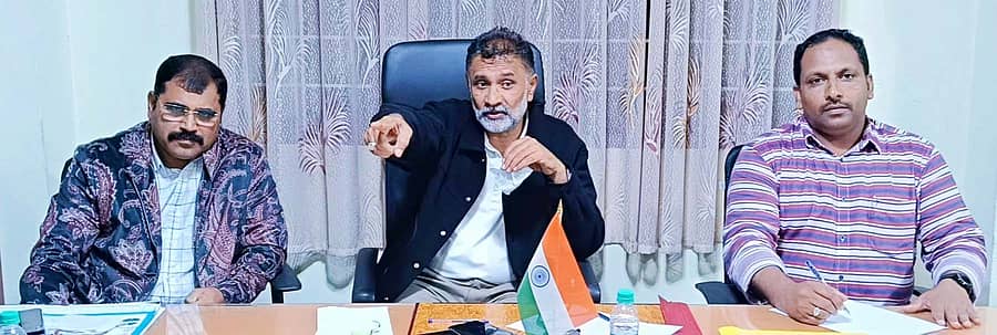 ಕೊಡವ ಮುಸ್ಲಿಂ ಅಸೋಸಿಯೇಷನ್ ಸಭೆಯಲ್ಲಿ ಅಧ್ಯಕ್ಷ ಸೂಫಿ ಹಾಜಿ ಮಾತನಾಡಿದರು. ಅಕ್ಕಳತಂಡ ಎಸ್. ಮೊಯ್ದು, ಈತಲತಂಡ ರಫೀಕ್ ತೂಚಮಕೇರಿ, ಹರಿಶ್ಚಂದ್ರ ಪಾಲ್ಗೊಂಡಿದ್ದರು