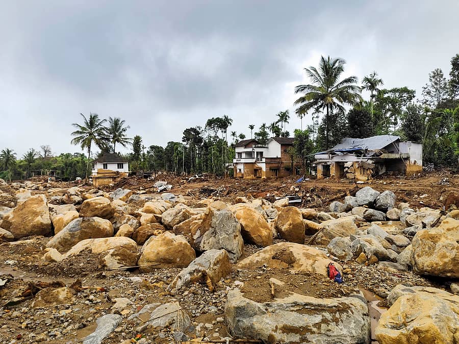 <div class="paragraphs"><p>ಭೂಕುಸಿತದಿಂದಾಗಿ ಚೂರಲ್ಮಲ ಗ್ರಾಮದಲ್ಲಿ ಬಂಡೆಕಲ್ಲುಗಳು ರಾಶಿ ಬಿದ್ದಿವೆ.</p></div>