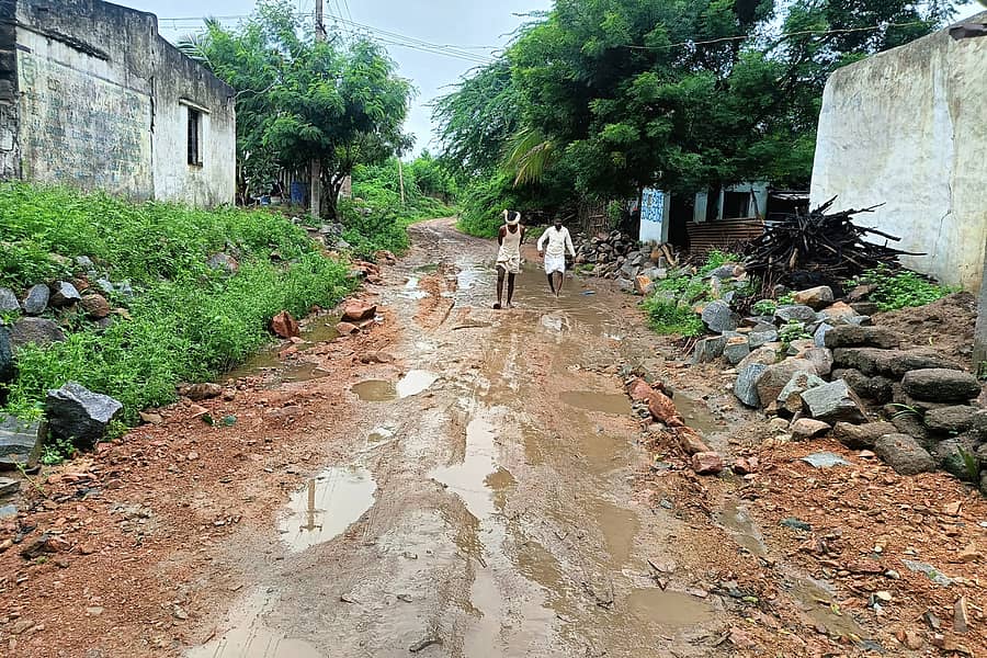 ಕವಿತಾಳ ಸಮೀಪದ ಹಿರೇಹಣಿಗಿ ಊರೊಳಗೆ ಹೋಗುವ ರಸ್ತೆ ಸಂಪೂರ್ಣ ಹಾಳಾಗಿರುವುದು