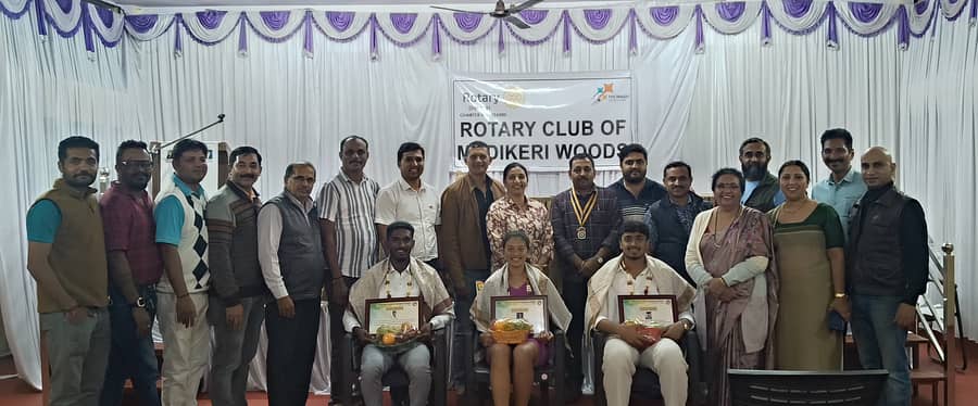 ರೋಟರಿ ಮಡಿಕೇರಿ ವುಡ್ಸ್ ಸಂಸ್ಥೆಯ ವತಿಯಿಂದ ರಾಷ್ಟ್ರೀಯ ಕ್ರೀಡಾ ದಿನಾಚರಣೆಯ ಅಂಗವಾಗಿ ಹಾಕಿ ಕ್ರೀಡೆಯಲ್ಲಿ ಉದಯೋನ್ಮುಖ ಪ್ರತಿಭೆ ಎಸ್.ಕೆ.ದೇಚಕ್ಕ, ರಾಷ್ಟ್ರಿಯ ಹಾಕಿ ತೀರ್ಪುಗಾರ ಅಯ್ಯಪ್ಪ ಹಾಗೂ ಸೆಸ್ಟೋಬಾಲ್ ಕ್ರೀಡೆಯಲ್ಲಿ ಭಾರತ ತಂಡದ ನಾಯಕತ್ವ ವಹಿಸಿದ ಮಹಮ್ಮದ್ ಶಾಹಿಲ್ ಅವರನ್ನು ಸನ್ಮಾನಿಸಲಾಯಿತು.
