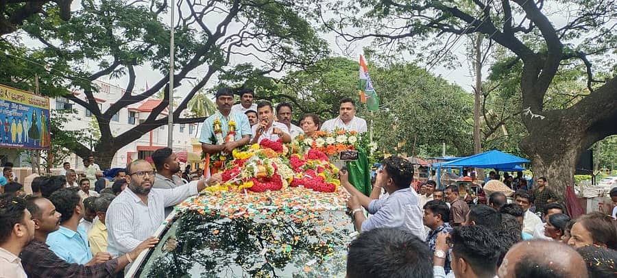 ಮಧುಗಿರಿ ಪುರಸಭೆ ಅಧ್ಯಕ್ಷರಾಗಿ ಲಾಲಾಪೇಟೆ ಮಂಜುನಾಥ್, ಉಪಾಧ್ಯಕ್ಷರಾಗಿ ಸುಜಾತ ಎಂ.ಎಸ್.ಶಂಕರನಾರಾಯಣ ಅವಿರೋಧವಾಗಿ ಆಯ್ಕೆಯಾದರು