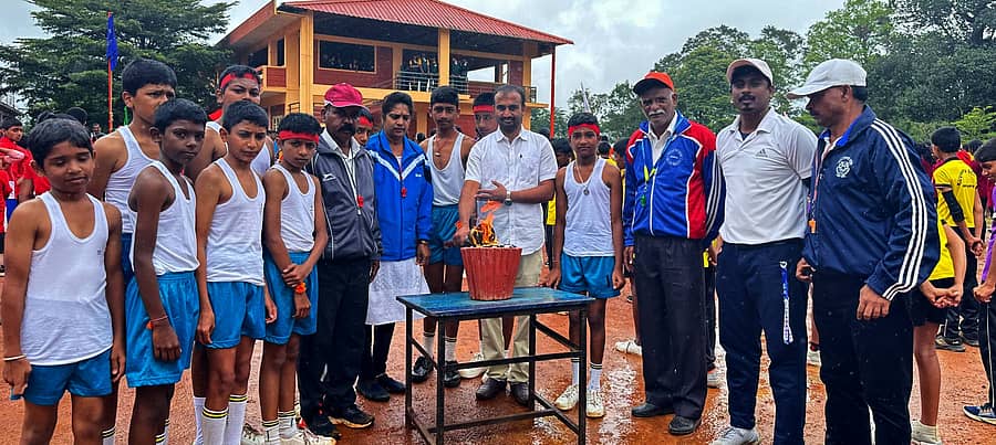 ಸೋಮವಾರಪೇಟೆ ಸಾಂದೀಪನಿ ಆಂಗ್ಲ ಮಾಧ್ಯಮ ಶಾಲೆಯಲ್ಲಿ ಸೋಮವಾರಪೇಟೆ ವಲಯ ಮಟ್ಟದ ಕ್ರೀಡಾಕೂಟಕ್ಕೆ ಚೌಡ್ಲು ಗ್ರಾಮ ಪಂಚಾಯಿತಿ ಸದಸ್ಯ ಎಂ.ಟಿ. ಪರಮೇಶ್ ಈಚೆಗೆ ಚಾಲನೆ ನೀಡಿದರು