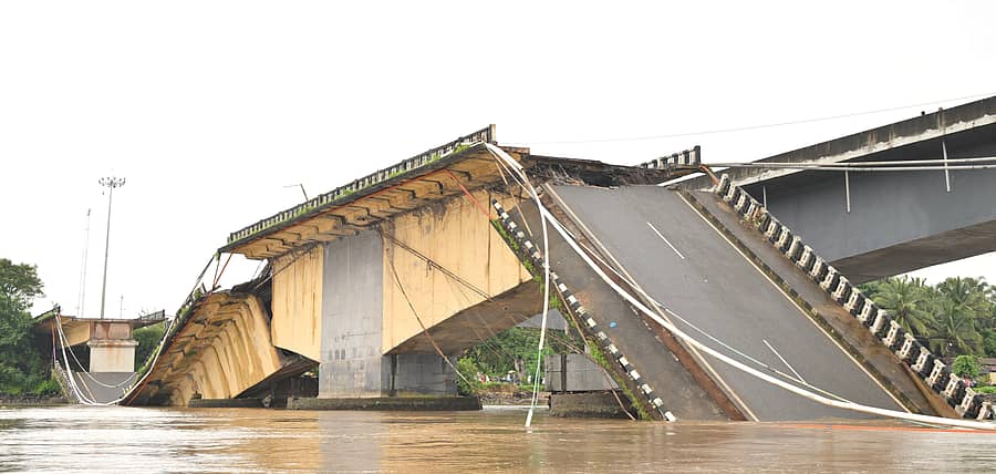 ಕಾರವಾರದ ಕಾಳಿನದಿಯಲ್ಲಿರುವ ಹಳೆಯ ಸೇತುವೆ ಕುಸಿದು ಬಿದ್ದ ಅವಶೇಷ
ಪ್ರಜಾವಾಣಿ ಚಿತ್ರ