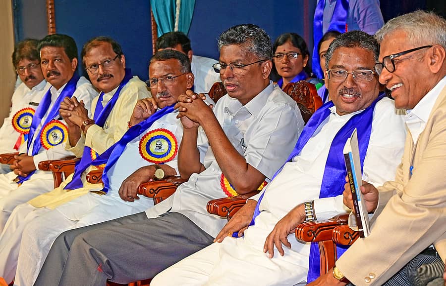 ನಗರದಲ್ಲಿ ಶನಿವಾರ ಆಯೋಜಿಸಿದ್ದ ದೇವರಾಜ ಅರಸು ಅವರ 109ನೇ ಜಯಂತ್ಯುತ್ಸವ ಕಾರ್ಯಕ್ರಮದಲ್ಲಿ ಹಿರಿಯ ವಕೀಲ ಪ್ರೊ. ರವಿವರ್ಮ ಕುಮಾರ್, ವಿ.ಎಸ್ ಉಗ್ರಪ್ಪ, ಸಚಿವರಾದ ಸತೀಶ್ ಜಾರಕಿಹೊಳಿ, ಆರ್.ಬಿ.ತಿಮ್ಮಾಪುರ, ಕಾಂಗ್ರೆಸ್ ಮುಖಂಡ ವಿ.ಆರ್.ಸುದರ್ಶನ್, ಶಾಸಕರಾದ ರಘುಮೂರ್ತಿ, ಬಾಬಾ ಸಾಹೇಬ ಪಾಟೀಲ ಪಾಲ್ಗೊಂಡಿದ್ದರು –ಪ್ರಜಾವಾಣಿ ಚಿತ್ರ