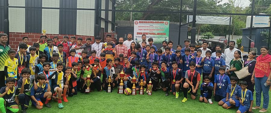 ಪ್ರಶಸ್ತಿ ವಿಜೇತ ತಂಡಗಳ ಆಟಗಾರರೊಂದಿಗೆ ತರಬೇತುದಾರರು ಹಾಗೂ ಪೋಷಕರು ಜೊತೆಗಿದ್ದಾರೆ