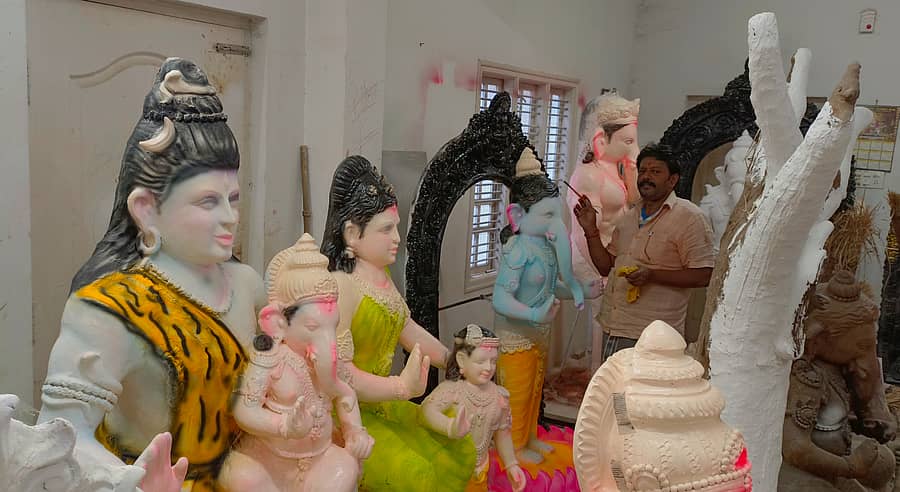 ಮಾಗಡಿಯ ಕಲಾವಿದ ಮಲ್ಲಿಕಾರ್ಜುನ ಅಯೋಧ್ಯೆ ರಾಮಲಲ್ಲಾ ಮೂರ್ತಿಗೆ ಅಂತಿಮ ಸ್ಪರ್ಶ ನೀಡುತ್ತಿರುವುದು