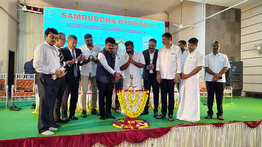 ಅಂತರಾಷ್ಟಿçÃಯ ಉದ್ಯೋಗ ಮೇಳವನ್ನು ಸಂಸದ ಬಿ. ವೈ. ರಾಘವೇಂದ್ರ ಉದ್ಘಾಟಿಸಿದರು.