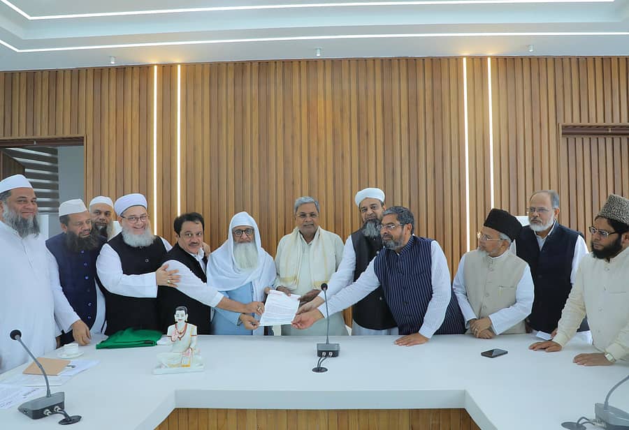 ಸಚಿವ ಜಮೀರ್ ಅಹಮದ್ ಖಾನ್ ಮತ್ತು ಮುಖ್ಯಮಂತ್ರಿಯ ರಾಜಕೀಯ ಕಾರ್ಯದರ್ಶಿ ನಸೀರ್ ಅಹಮದ್‌, ಕರ್ನಾಟಕ ವಕ್ಫ್‌ ಮಂಡಳಿ ಅಧ್ಯಕ್ಷ ಅನ್ವರ್ ಬಾಷಾ, ಮಂಡಳಿ ಸದಸ್ಯರು ಮತ್ತು ಮುಸ್ಲಿಂ ಧರ್ಮಗುರುಗಳ ನಿಯೋಗವು ಸಿದ್ದರಾಮಯ್ಯ ಅವರಿಗೆ ಮನವಿ ಸಲ್ಲಿಸಿತು