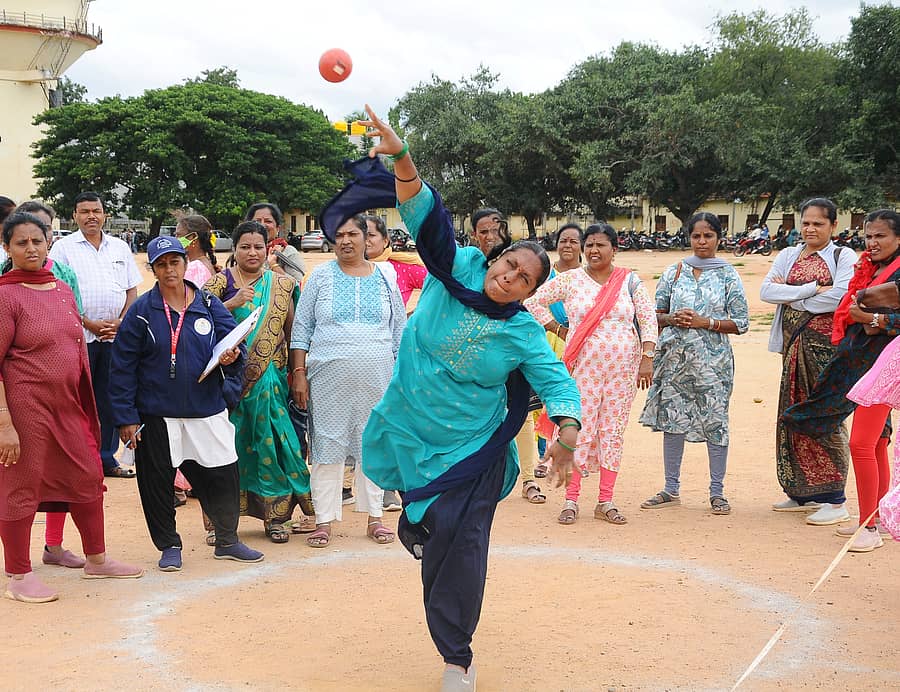 ತುಮಕೂರಿನಲ್ಲಿ ಶನಿವಾರ ನಡೆದ ಶಿಕ್ಷಕರ ಕ್ರೀಡಾಕೂಟದಲ್ಲಿ ಗುಂಡು ಎಸೆದ ಶಿಕ್ಷಕಿ