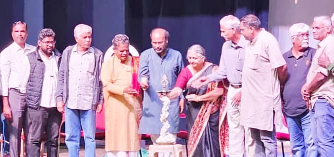 ತುಮಕೂರಿನಲ್ಲಿ ಶನಿವಾರ ನಿರ್ದಿಗಂತ, ಜಂಗಮ ಕಲೆಕ್ಟಿವ್‌ ವತಿಯಿಂದ ಏರ್ಪಡಿಸಿದ್ದ ‘ಬಾಬ್ ಮಾರ್ಲಿ ಫ್ರಮ್‌ ಕೋಡಿಹಳ್ಳಿ’ ನಾಟಕಕ್ಕೆ ರಂಗಾಯಣ ನಿರ್ದೇಶಕ ತಿಪಟೂರು ಸತೀಶ್‌ ಚಾಲನೆ ನೀಡಿದರು. ಸಾಹಿತಿ ಎಸ್‌.ನಟರಾಜ ಬೂದಾಳು, ಲೇಖಕಿಯರ ಸಂಘದ ಜಿಲ್ಲಾ ಘಟಕದ ಅಧ್ಯಕ್ಷೆ ಮಲ್ಲಿಕಾ ಬಸವರಾಜು, ಚಿಂತಕ ಕೆ.ದೊರೈರಾಜು, ಹರಿಕಥಾ ವಿದ್ವಾನ್‌ ಲಕ್ಷ್ಮಣ್‌ದಾಸ್‌ ಇತರರು ಹಾಜರಿದ್ದರು