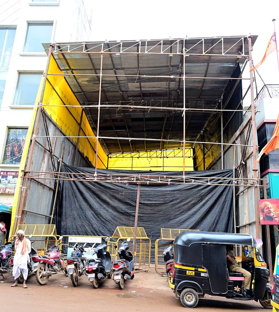 ಹುಬ್ಬಳ್ಳಿ ಮರಾಠಾಗಲ್ಲಿಯಲ್ಲಿ ಪ್ರತಿಷ್ಠಾಪನೆಯಾಗುವ ‘ಹುಬ್ಬಳ್ಳಿ ಕಾ ಮಹಾರಾಜ’ ಗಣೇಶ ಮೂರ್ತಿಯ ಬೃಹತ್ ಪೆಂಡಾಲ್ ನಿರ್ಮಾಣ ಕಾರ್ಯ ನಡೆಯುತ್ತಿದೆ
ಪ್ರಜಾವಾಣಿ ಚಿತ್ರ: ಗೋವಿಂದರಾಜ ಜವಳಿ