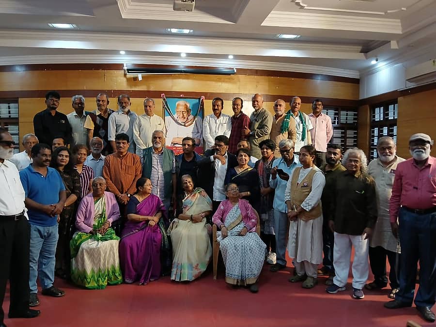 ನಗರದ ಗಾಂಧಿಭವನದಲ್ಲಿ ನಡೆದ ಸಭೆಯಲ್ಲಿ ಎಚ್‌.ಎಸ್‌.ದೊರೆಸ್ವಾಮಿ ಅವರ ಅಭಿಮಾನಿಗಳು, ಅನುಯಾಯಿಗಳು ಪಾಲ್ಗೊಂಡಿದ್ದರು.
