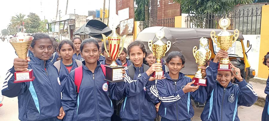 ಆಲೂರು ತಾಲ್ಲೂಕು ಕ್ರೀಡಾಂಗಣದಲ್ಲಿ ನಡೆದ ಕುಂದೂರು ವಲಯ ಮಟ್ಟದ ಕ್ರಿಡಾಕೂಟದಲ್ಲಿ ಪಾಳ್ಯ ಕಿತ್ತೂರು ರಾಣಿ ಚೆನ್ನಮ್ಮ ವಸತಿ ಶಾಲೆ ವಿದ್ಯಾರ್ಥಿನಿರು ಸಮಗ್ರ ಪ್ರಶಸ್ತಿ ಗಳಿಸಿ ನಗೆ ಬೀರಿದರು