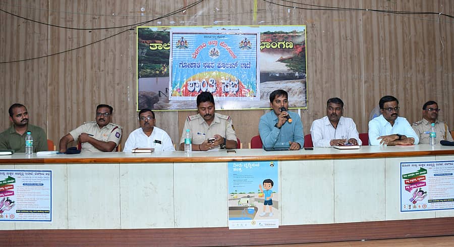 ಗೋಕಾಕ ತಾಲ್ಲೂಕು ಪಂಚಾಯಿತಿ ಸಭಾಂಗಣದಲ್ಲಿ ಗಣೇಶ ಹಾಗೂ ಈದ್ ಮಿಲಾದ್ ಹಬ್ಬಗಳ ಆಚರಣೆ ಅಂಗವಾಗಿ ಹಮ್ಮಿಕೊಂಡಿದ್ದ ಶಾಂತಿ ಪಾಲನಾ ಸಭೆಯಲ್ಲಿ ತಹಶೀಲ್ದಾರ್ ಮೋಹನ ಭಸ್ಮೆ ಮಾತನಾಡಿದರು