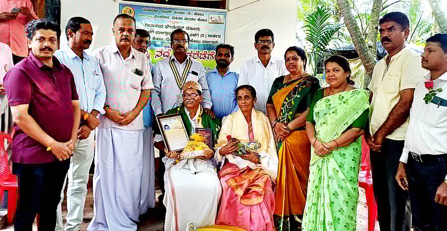 ಕೋಟ ಕಾಸನಗುಂದು ಪರಿಸರದ ಹಿರಿಯ ಕೃಷಿಕ ಸುಧಾಕರ ಶೆಟ್ಟಿ ಅವರನ್ನು ಕೃಷಿ ಪರಿಕರ ನೀಡಿ ಗೌರವಿಸಲಾಯಿತು.