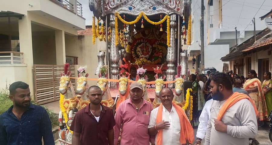 ಚನ್ನರಾಯಪಟ್ಟಣದಲ್ಲಿ ಶನಿವಾರ ವಿವಿಧ ಕಲಾತಂಡದೊಂದಿಗೆ ಶನಿದೇವರ ಉತ್ಸವ ಜರುಗಿತು