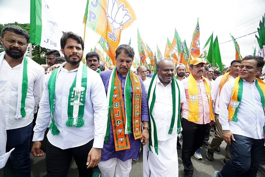 ಬಿಜೆಪಿ–ಜೆಡಿಎಸ್ ಪಾದಯಾತ್ರೆ ಚನ್ನಪಟ್ಟಣ ತಲುಪಿದಾಗ ಒಟ್ಟಿಗೆ ಕಾಣಿಸಿಕೊಂಡಾಗ ಜೆಡಿಎಸ್ ಯುವ ಘಟಕದ ಅದ್ಯಕ್ಷ ನಿಖಿಲ್ ಕುಮಾರಸ್ವಾಮಿ, ಬಿಜೆಪಿಯ ವಿರೋಧ ಪಕ್ಷದ ನಾಯಕ ಆರ್. ಅಶೋಕ, ಕೇಂದ್ರ ಸಚಿವ ಎಚ್.ಡಿ. ಕುಮಾರಸ್ವಾಮಿ, ಬಿಜೆಪಿ ಅಧ್ಯಕ್ಷ ಬಿ.ವೈ. ವಿಜಯೇಂದ್ರ ಹಾಗೂ ಶಾಸಕ ಡಾ. ಸಿ.ಎನ್. ಅಶ್ವತ್ಥ ನಾರಾಯಣ ಒಟ್ಟಿಗೆ ಹೆಜ್ಜೆ ಹಾಕಿದರು