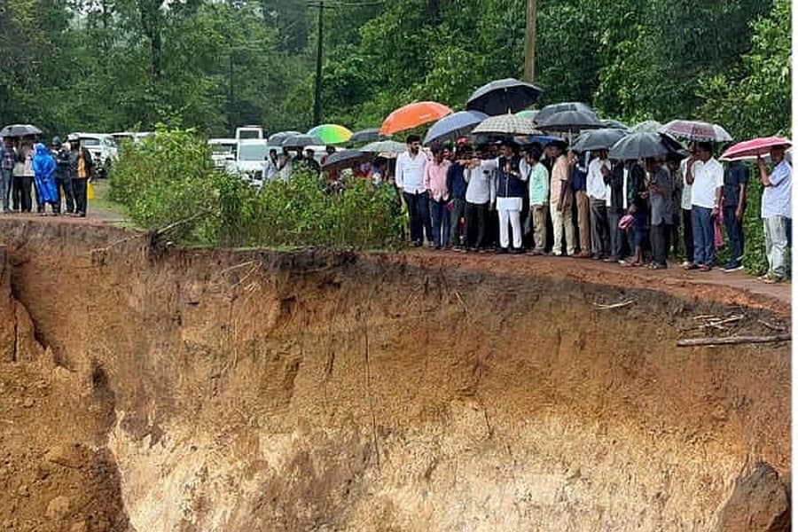 ಸಾಗರ ತಾಲ್ಲೂಕಿನ ಹೆಗ್ಗೋಡು ಗ್ರಾಮ ಪಂಚಾಯಿತಿ ವ್ಯಾಪ್ತಿಯ ಹೆಗ್ಗಟ್ಟು ಗ್ರಾಮಕ್ಕೆ ಭಾನುವಾರ ಶಾಸಕ ಗೋಪಾಲಕೃಷ್ಣ ಬೇಳೂರು ಭೇಟಿ ನೀಡಿ ಪರಿಶೀಲನೆ ನಡೆಸಿದರು
