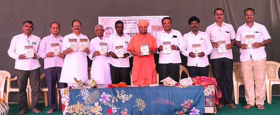 ಸೇಡಂನಲ್ಲಿ ಶನಿವಾರ ನಡೆದ ಕಾರ್ಯಕ್ರಮದಲ್ಲಿ ಶಿಕ್ಷಕ ಮುರಗೆಪ್ಪ ಹಣಮನಳ್ಳಿ ರಚಿತ ‘ಹ್ಯಾಂಗಾನ ಗುರುವು ಹ್ಯಾಂಗಾನೋ’ ತತ್ವಪದ ಕೃತಿಯನ್ನು ನೃಪತುಂಗ ಅಧ್ಯಯನ ಸಂಸ್ಥೆ ಅಧ್ಯಕ್ಷ ಪ್ರಭಾಕರ ಜೋಶಿ ಲೋಕಾರ್ಪಣೆ ಮಾಡಿದರು