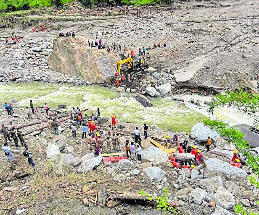 <div class="paragraphs"><p>ಶಿಮ್ಲಾದಲ್ಲಿ ಮೇಘಸ್ಫೋಟ ಆದ ನಂತರ ಅಧಿಕಾರಿಗಳು ಮತ್ತಿತರರು ಭಾನುವಾರ ರಕ್ಷಣಾ ಕಾರ್ಯದಲ್ಲಿ ತೊಡಗಿದ್ದರು –ಪಿಟಿಐ ಚಿತ್ರ</p></div>