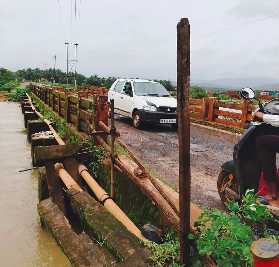 ಹದಗೆಟ್ಟ ಸ್ಥಿತಿಯಲ್ಲಿರುವ ಅಂಕೋಲಾದ ಪೂಜೆಗೇರಿಯ ಸೇತುವೆಯ ಮೇಲೆ ವಾಹನಗಳು ಸಂಚರಿಸಿದವು.