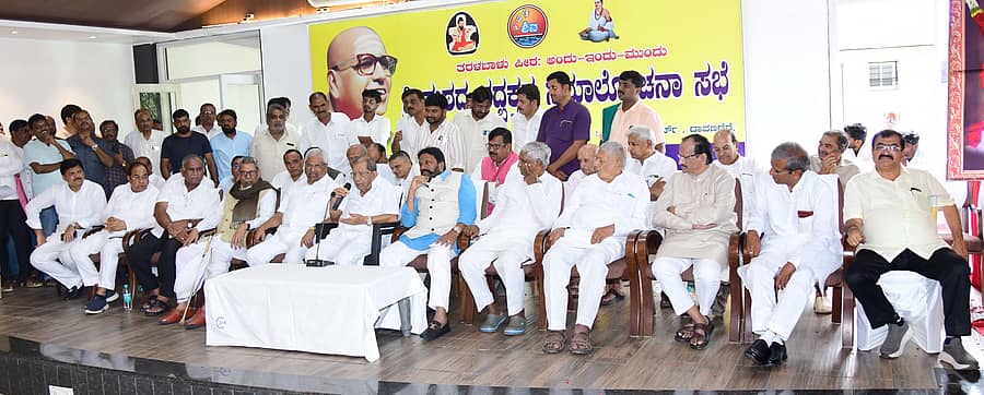 ದಾವಣಗೆರೆಯಲ್ಲಿ ಭಾನುವಾರ ನಡೆದ ಸಿರಿಗೆರೆ ತರಳಬಾಳು ಮಠದ ಭಕ್ತರ ಸಭೆಯಲ್ಲಿ ಶಾಸಕ ಶಾಮನೂರು ಶಿವಶಂಕರಪ್ಪ ಮಾತನಾಡಿದರು. ಸಮುದಾಯದ ಮುಖಂಡರಾದ ಅಣಬೇರು ರಾಜಣ್ಣ, ಬಿ.ಸಿ. ಪಾಟೀಲ್, ಎಸ್.ಎ. ರವೀಂದ್ರನಾಥ್, ಬಿ.ಪಿ. ಹರೀಶ್ ಮತ್ತಿತರರು ಉಪಸ್ಥಿತರಿದ್ದರು –ಪ್ರಜಾವಾಣಿ ಚಿತ್ರ