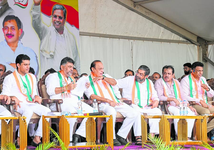 <div class="paragraphs"><p>ಕಾಂಗ್ರೆಸ್ ಜನಾಂದೋಲನ ಸಭೆಯಲ್ಲಿ ಶಾಸಕ ರಿಜ್ವಾನ್ ಅರ್ಷದ್, ಉಪಮುಖ್ಯಮಂತ್ರಿ ಡಿ.ಕೆ. ಶಿವಕುಮಾರ್, ಕೆಪಿಸಿಸಿ ಪ್ರಚಾರ ಸಮಿತಿ ಅಧ್ಯಕ್ಷ ವಿನಯ್ ಕುಮಾರ್ ಸೊರಕೆ, ಮುಖ್ಯಮಂತ್ರಿಗಳ ರಾಜಕೀಯ ಕಾರ್ಯದರ್ಶಿ ನಾಸಿರ್ ಅಹಮದ್, ಸಚಿವರಾದ ಜಮೀರ್ ಅಹಮದ್ ಖಾನ್ ಮತ್ತು ಡಾ ಎಂ. ಸಿ. ಸುಧಾಕರ್ ಪಾಲ್ಗೊಂಡಿದ್ದರು</p></div>