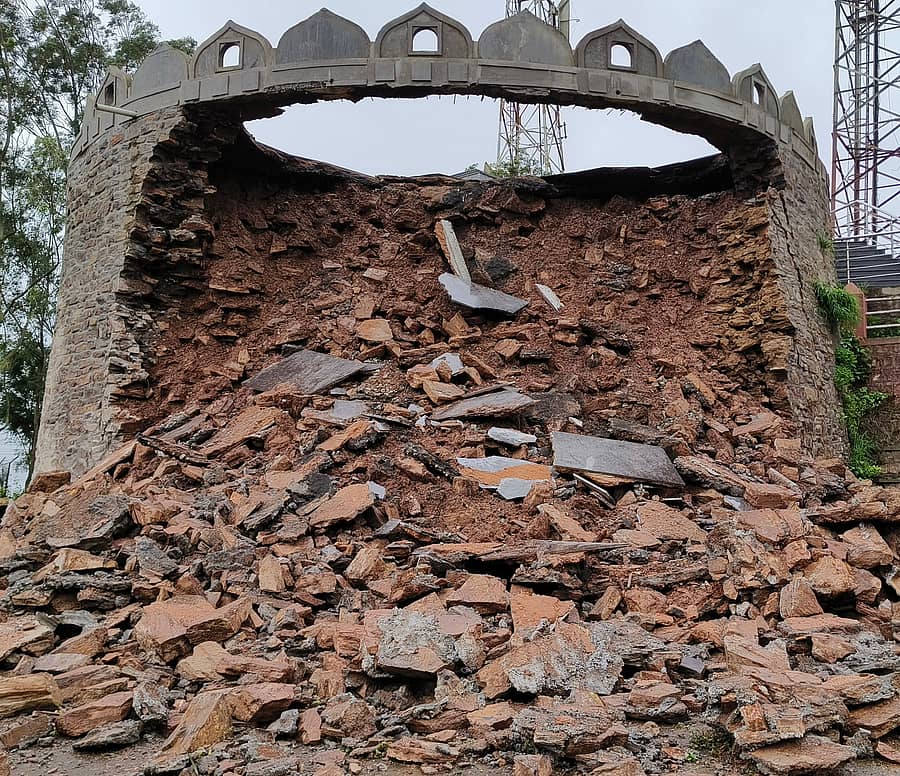 ಚನ್ನಮ್ಮನ ಕಿತ್ತೂರು ಪಟ್ಟಣದ ಐತಿಹಾಸಿಕ ಗಡಾದ ಮರಡಿ ಮೇಲಿನ ವೀಕ್ಷಣಾ ಗೋಪುರ ಮಳೆಯಿಂದಾಗಿ ಕುಸಿದು ಬಿದ್ದಿದೆ