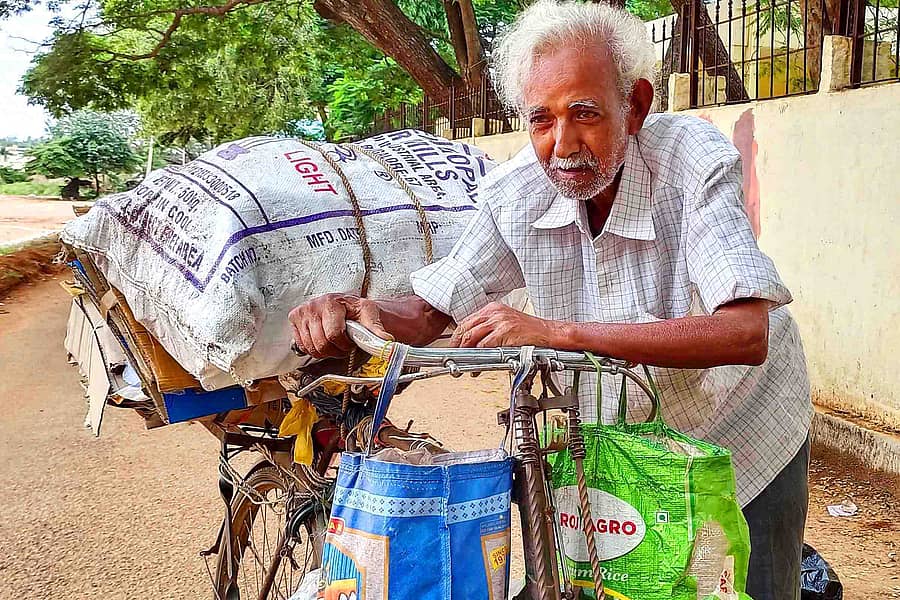 ವಿಜಯಪುರದ ಈದ್ಗಾ ಮೊಹಲ್ಲಾದಲ್ಲಿ ವಾಸವಾಗಿರುವ ವೃದ್ಧ ಜಯರಾಮಯ್ಯ ಖಾಲಿ ನೀರಿನ ಬಾಟಲಿ, ರಟ್ಟು ಸಂಗ್ರಹಿಸಿಕೊಂಡು ಹೋಗುತ್ತಿರುವುದು