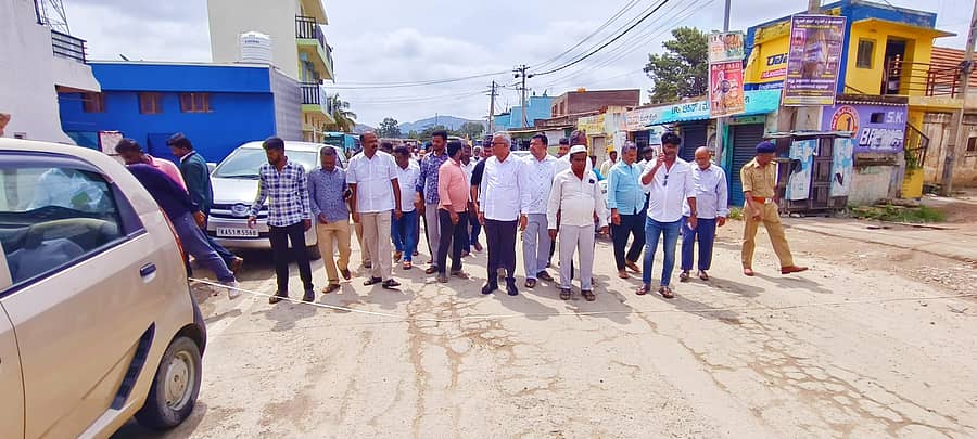 ಕೊಂಡಶೆಟ್ಟಹಳ್ಳಿಯಲ್ಲಿ ಕಾಂಕ್ರಿಟ್ ರಸ್ತೆ ನಿರ್ಮಿಸಲು ಶಾಸಕ ಕೆ.ವೈ.ನಂಜೇಗೌಡ, ಅಧಿಕಾರಿಗಳಿಂದ ಮಾಹಿತಿ ಪಡೆದರು