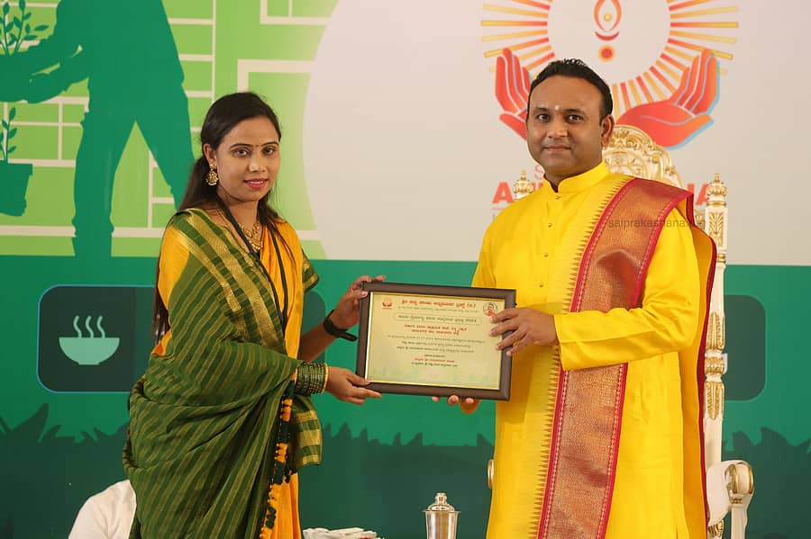 ರಾಮನಗರ ತಾಲ್ಲೂಕಿನ ಲಕ್ಷ್ಮೀಪುರದ ಸರ್ಕಾರಿ ಹಿರಿಯ ಪ್ರಾಥಮಿಕ ಶಾಲೆಯ ಮುಖ್ಯ ಶಿಕ್ಷಕಿ ದೀಪಾ ಆರ್. ಅವರು, ಮುದ್ದೇನಹಳ್ಳಿಯ ಶ್ರೀಸಾಯಿ ಅನ್ನಪೂರ್ಣ ಟ್ರಸ್ಟ್ ನೀಡುವ ರಾಜ್ಯಮಟ್ಟದ ‘ಹಸಿರು ನೈರ್ಮಲ್ಯ ಶಾಲಾ ಅಭ್ಯುದಯ’ ಪ್ರಶಸ್ತಿಯನ್ನು ಸದ್ಗುರು ಮಧುಸೂದನ ಸಾಯಿ ಅವರಿಂದ ಸ್ವೀಕರಿಸಿದರು