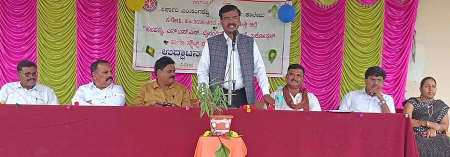 ಸಂತೇಮರಹಳ್ಳಿ ಸಮೀಪದ ಕುದೇರು ಗ್ರಾಮದ ಸರ್ಕಾರಿ ಎಂ.ಸಂಗಶೆಟ್ಟಿ ಪದವಿ ಪೂರ್ವ ಕಾಲೇಜಿನಲ್ಲಿ ನಡೆದ ಕ್ರೀಡಾ ಮತ್ತು ಸಾಂಸ್ಕೃತಿಕ ಹಾಗೂ ವಿವಿಧ ಸಂಘಗಳ ಉದ್ಘಾಟನಾ ಕಾರ್ಯಕ್ರಮದಲ್ಲಿ ಪದವಿಪೂರ್ವ ಶಿಕ್ಷಣ ಇಲಾಖೆ ಜಿಲ್ಲಾ ಉಪ ನಿರ್ದೇಶಕ ಮಂಜುನಾಥ್ ಪ್ರಸನ್ನ ಮಾತನಾಡಿದರು