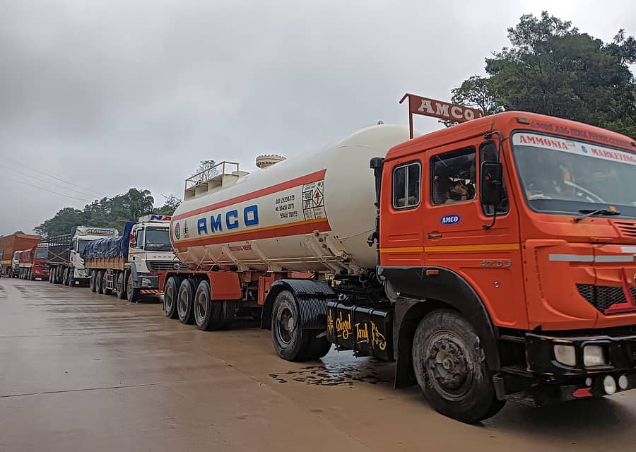 ಸಕಲೇಶಪುರ ತಾಲ್ಲೂಕಿನ ಆನೇಮಹಲ್ ಬಳಿ ಗುರುವಾರ ಸಂಜೆಯಿಂದ ಬೆಂಗಳೂರು–ಮಂಗಳೂರು ರಾಷ್ಟ್ರೀಯ ಹೆದ್ದಾರಿಯಲ್ಲಿ ಲಾರಿಗಳು ಸಾಲುಗಟ್ಟಿ ನಿಂತಿರುವುದು.