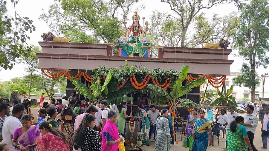 ಗುಂಡ್ಲುಪೇಟೆ ಪಟ್ಟಣದ ಗ್ರಾಮ ದೇವತೆ ಪಟ್ಟಲದಮ್ಮ ದೇವಸ್ಥಾನಲ್ಲಿ ಕೊನೆಯ ಆಷಾಢ ಶುಕ್ರವಾರ ಪ್ರಯುಕ್ತ ವಿಶೇಷ ಪೂಜೆ ನಡೆಯಿತು.