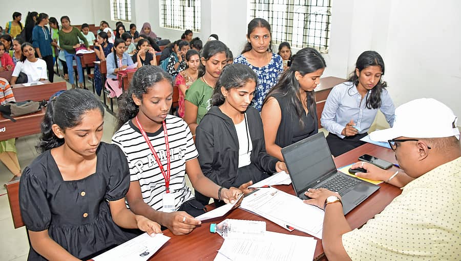 ಮೈಸೂರಿನ ಮಹಾರಾಣಿ ಮಹಿಳಾ ವಾಣಿಜ್ಯ ಮತ್ತು ನಿರ್ವಹಣಾ ಕಾಲೇಜಿನಲ್ಲಿ ಶನಿವಾರ ನಡೆದ ಉದ್ಯೋಗ ಮೇಳದಲ್ಲಿ ವಿದ್ಯಾರ್ಥಿನಿಯರು ಕಂಪನಿಗಳ ಸಿಬ್ಬಂದಿಯೊಂದಿಗೆ ಅಗತ್ಯ ವಿವರಗಳನ್ನು ಹಂಚಿಕೊಂಡರು