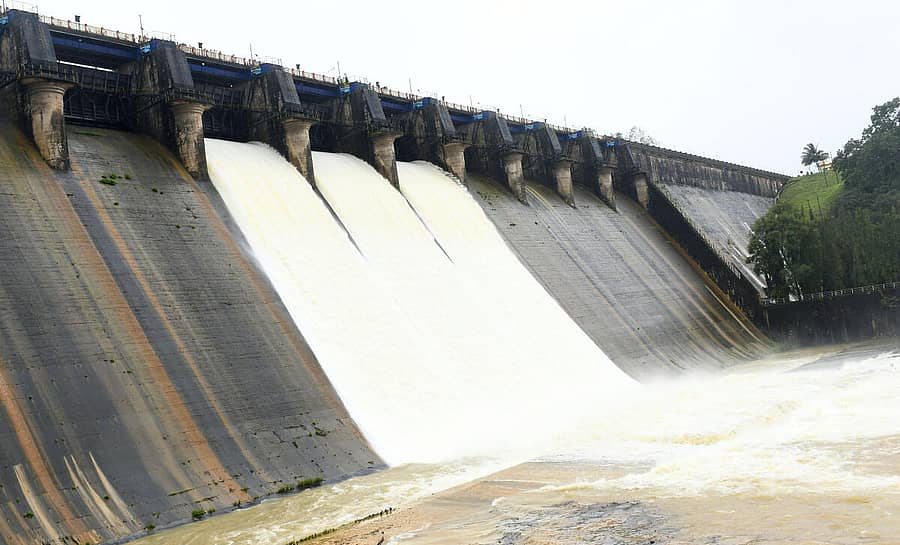 <div class="paragraphs"><p>ಶಿವಮೊಗ್ಗ ಜಿಲ್ಲೆ ಸಾಗರ ತಾಲ್ಲೂಕಿನ ಕಾರ್ಗಲ್ನ ಲಿಂಗನಮಕ್ಕಿ ಜಲಾಶಯದ 3 ಕ್ರಸ್ಟ್ಗೇಟ್ಗಳನ್ನು ತೆರದು ಗುರುವಾರ ಶರಾವತಿ ನದಿಗೆ ನೀರು ಹರಿಸಲಾಯಿತು</p></div>