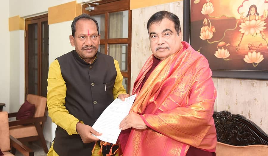 ಔರಾದ್ ಶಾಸಕ ಪ್ರಭು ಚವಾಣ್ ಅವರು ಶುಕ್ರವಾರ ದೆಹಲಿಯಲ್ಲಿ ಕೇಂದ್ರ ಸಾರಿಗೆ ಸಚಿವ ನಿತಿನ್ ಗಡ್ಕರಿ ಅವರನ್ನು ಭೇಟಿ ಮಾಡಿ ಗಡಿ ಭಾಗದ ಹೆದ್ದಾರಿ ಮಂಜೂರಾತಿಗಾಗಿ ಮನವಿಪತ್ರ ಸಲ್ಲಿಸಿದರು